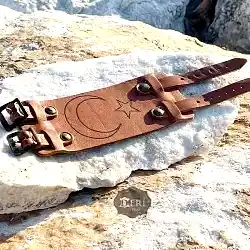 Ayyıldız Türk Bayrağı Deri Bileklik Çift Kayışlı Model - Kolye Hediye Ayyıldız Türk Bayrağı Deri Bileklik Çift Kayışlı Model - Kolye Hediye