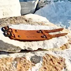 Kurt Başlı Göktürkçe Türk Yazılı Deri Bileklik - Çift Tokalı Model - Kolye Hediye Kurt Başlı Göktürkçe Türk Yazılı Deri Bileklik - Çift Tokalı Model - Kolye Hediye