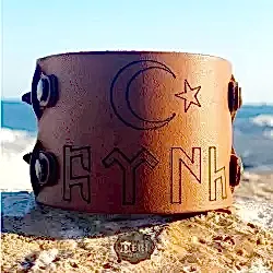 Ayyıldız ve Göktürkçe Türk Baskılı Deri Bileklik Çift Kayışlı Model - Kolye Hediye Ayyıldız ve Göktürkçe Türk Baskılı Deri Bileklik Çift Kayışlı Model - Kolye Hediye