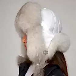 Soğuktan Korurken Tarzınızı Yansıtır: Beyaz Tilki Kürklü Ushanka Kadın Deri Şapka - Derisitesi Soğuktan Korurken Tarzınızı Yansıtır: Beyaz Tilki Kürklü Ushanka Kadın Deri Şapka - Derisitesi