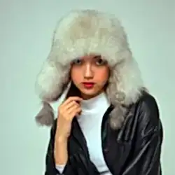 Soğuktan Korurken Tarzınızı Yansıtır: Beyaz Tilki Kürklü Ushanka Kadın Deri Şapka - Derisitesi Soğuktan Korurken Tarzınızı Yansıtır: Beyaz Tilki Kürklü Ushanka Kadın Deri Şapka - Derisitesi