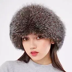 Soğuktan Korunurken Şık Görünün: Frost Tilki Kürklü Kadın Deri Şapka Soğuktan Korunurken Şık Görünün: Frost Tilki Kürklü Kadın Deri Şapka