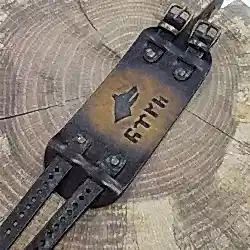 Göktürk Kurt Başlı ve Türk Tamgalı Deri Bileklik Modelimiz - Kolye Hediyeli - BK011 Göktürk Kurt Başlı ve Türk Tamgalı Deri Bileklik Modelimiz - Kolye Hediyeli - BK011
