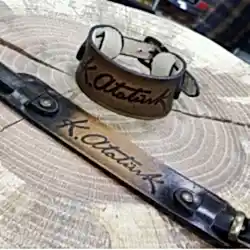 Mustafa Kemal Atatürk İmzalı Hakiki Deri Bileklik - Zamak Kolye Hediyeli - BK02 Mustafa Kemal Atatürk İmzalı Hakiki Deri Bileklik - Zamak Kolye Hediyeli - BK02